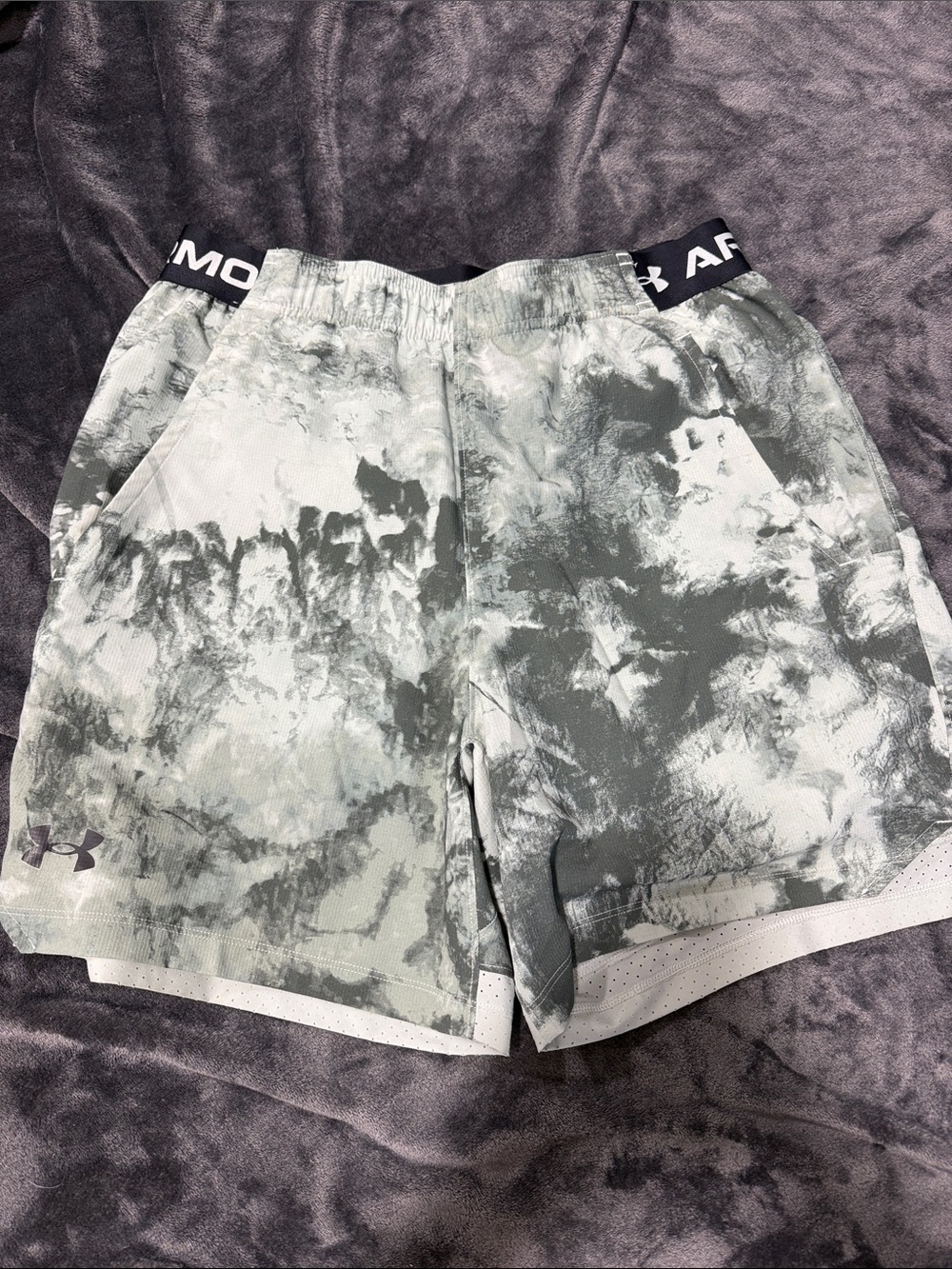 Under Armour Men’s Green & Gray Camo Athletic Shorts Medium